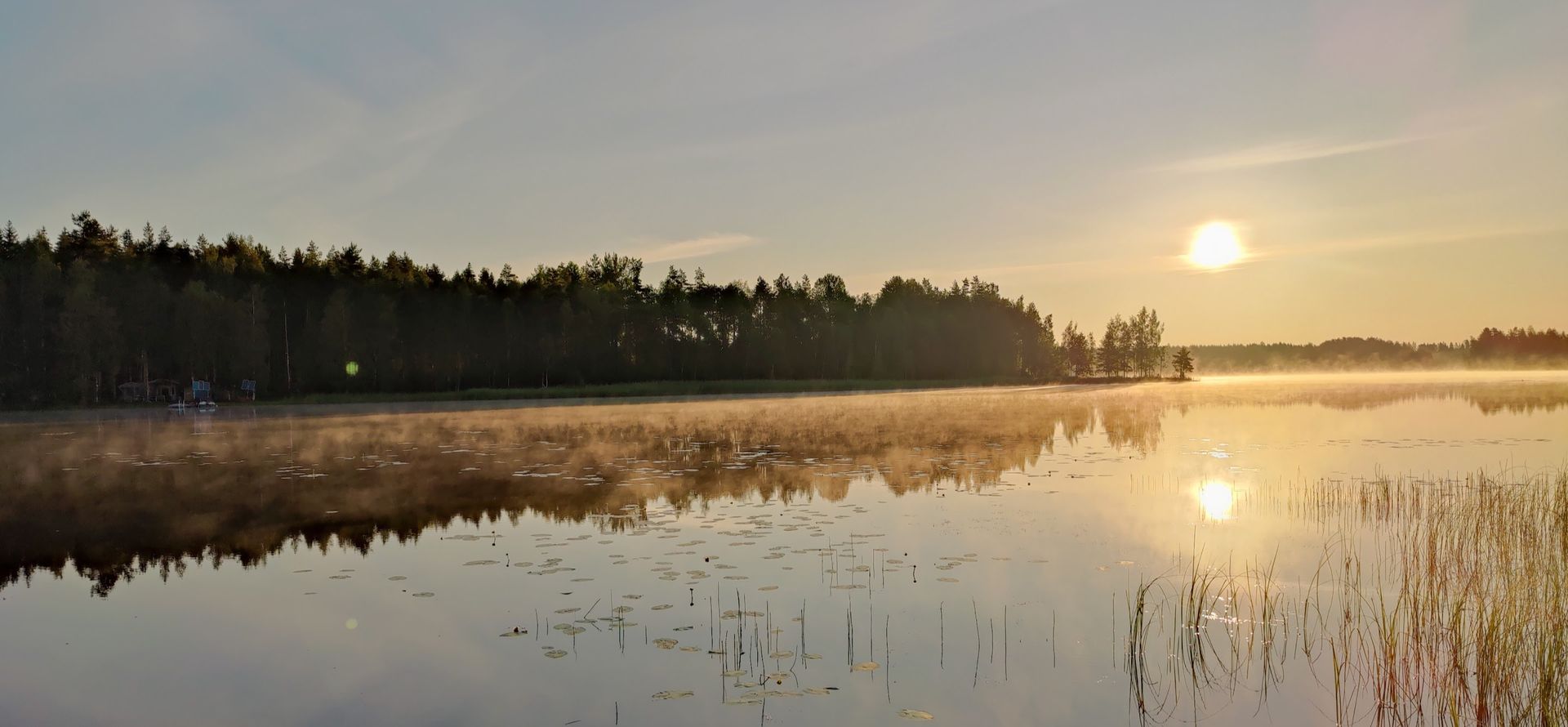 Kesäaamu Jängynjärven rannalla Lappeenrannassa